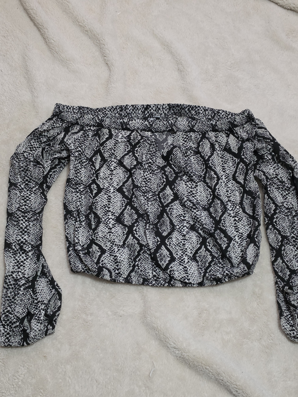 .GBG Los Angeles Black & White Snake-Print Off-the-Shoulder Blouse